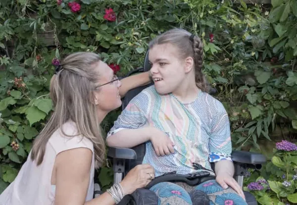 Ein Foto von einer unsere Pflegerin mit einer unser Patienten in Rollstuhl