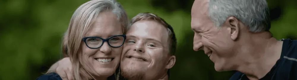 Eine frohliche Familie mit Mutter Vater Kind